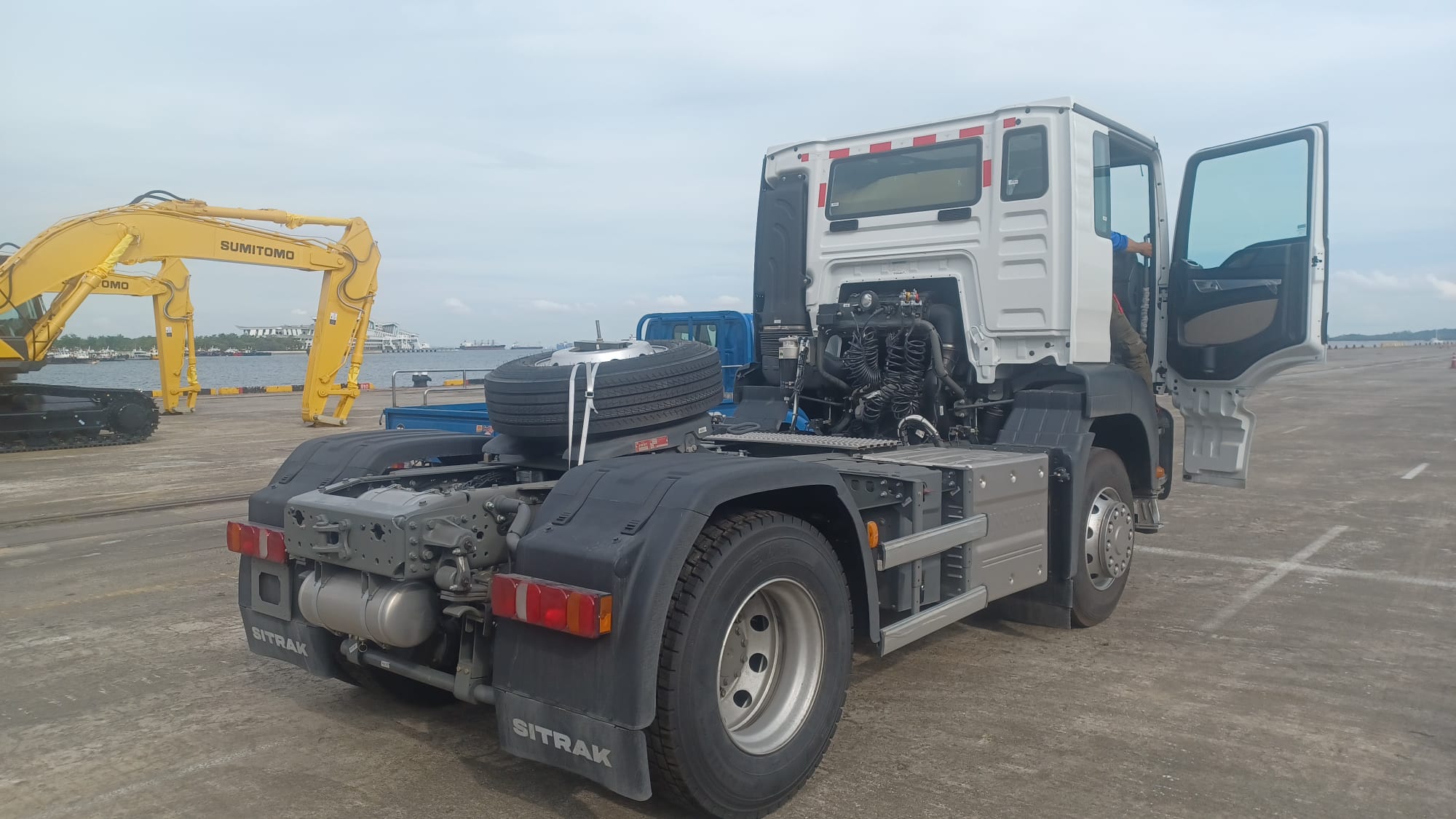Sitrak-Prime Mover AMT 60 ton 4×2 (New) full